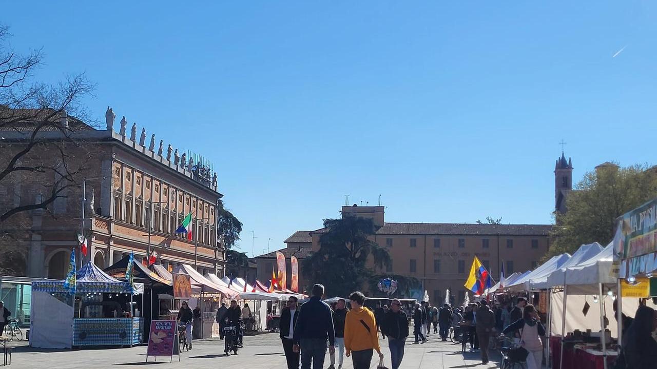 Il Mercato Europeo anima Reggio Emilia fino a Pasquetta. Dai churros spagnoli, alla pizza fritta napoletana fino agli arrosticini abruzzesi: ecco cosa si può trovare