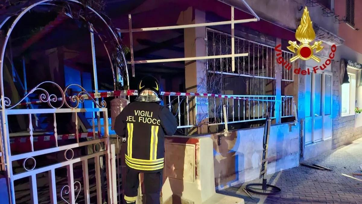 Paura nella notte, ordigno esplode davanti a un ristorante: cosa è successo