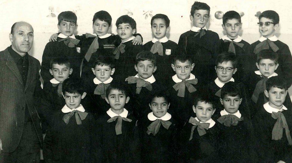 Compagni di prima elementare si ritrovano dopo 50 anni e rifanno la foto