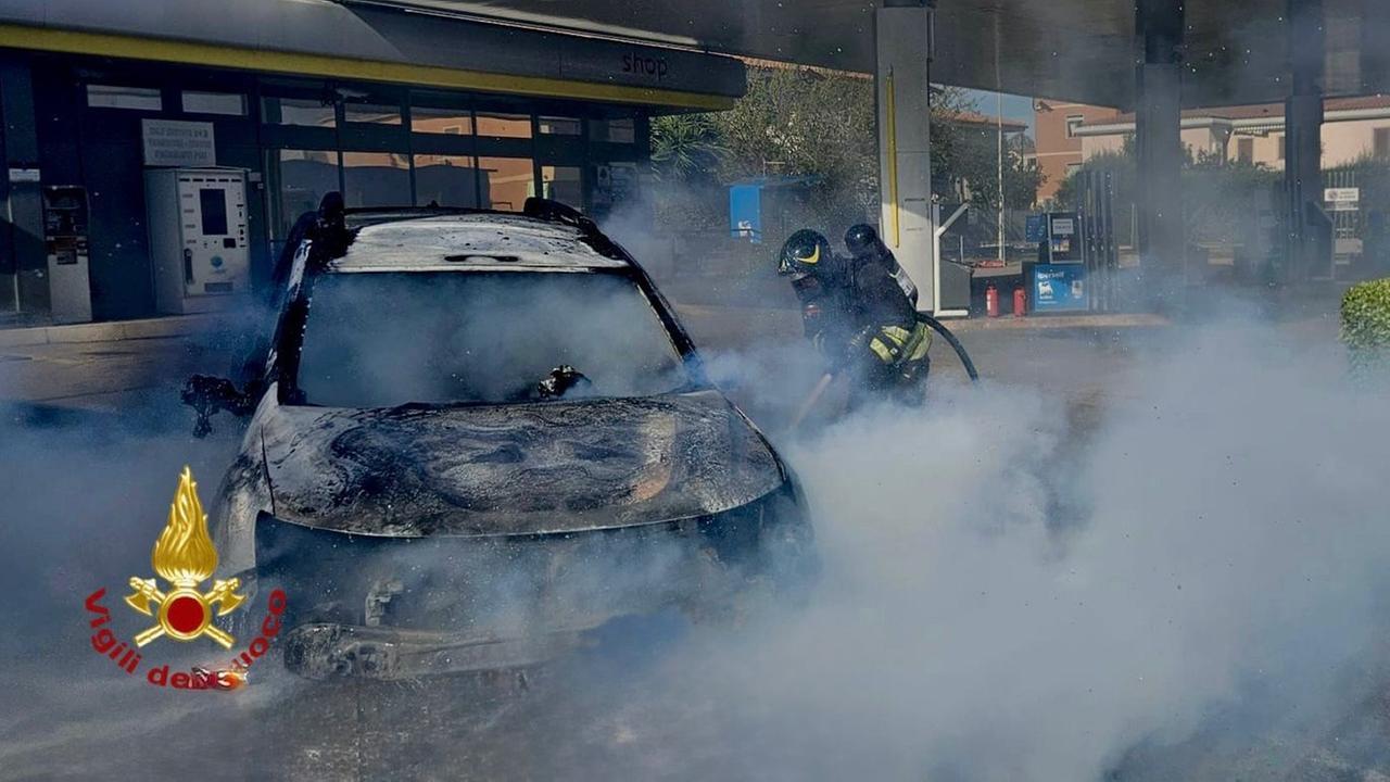 Paura a Olbia, auto a fuoco al distributore di benzina: cosa è successo