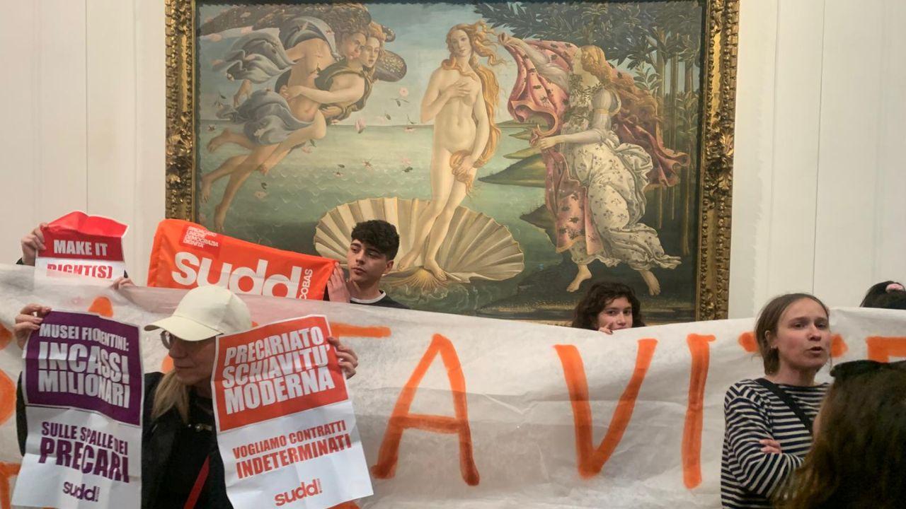 Blitz dei precari agli Uffizi nel giorno di Pasqua, la protesta davanti alla Venere di Botticelli: «Non c’è cultura senza diritti»