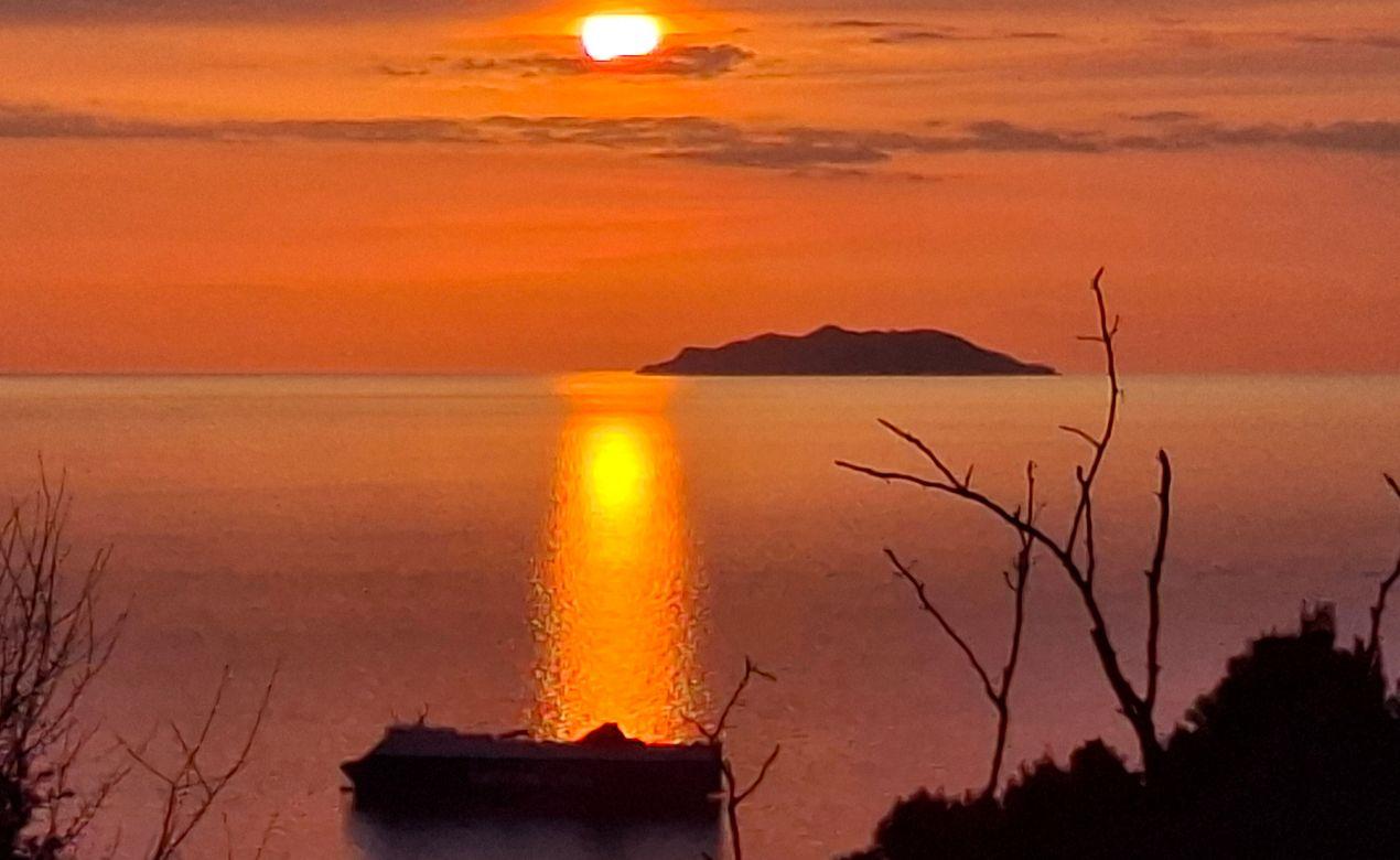 Livorno, tramonto pasquale con vista Gorgona. Grazie a Marco Menchini