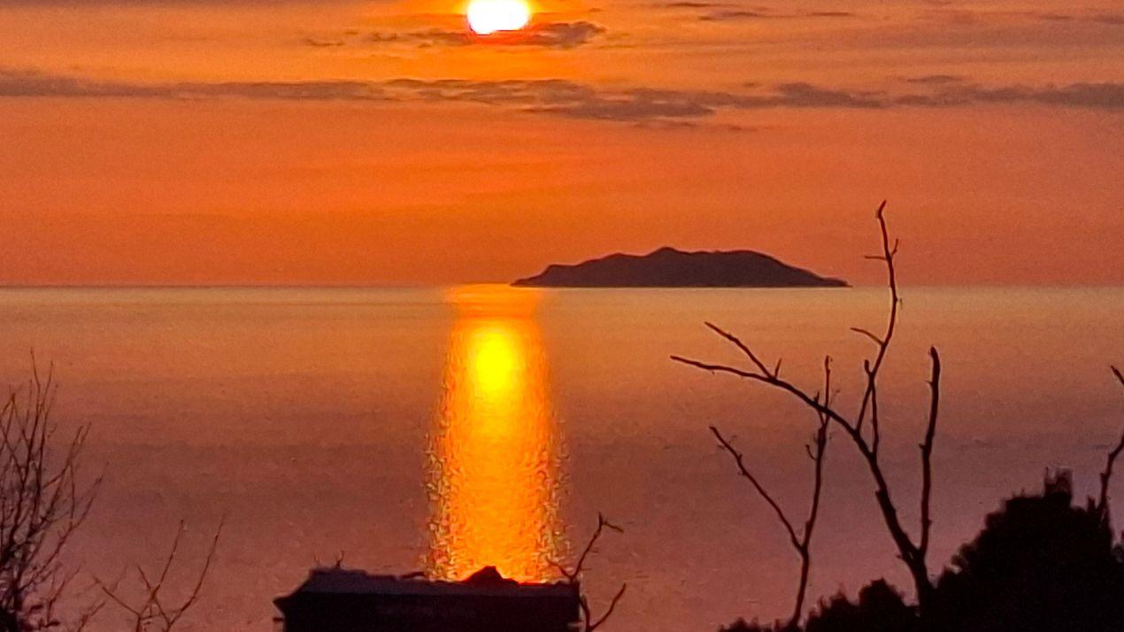 Livorno, tramonto pasquale con vista Gorgona. Grazie a Marco Menchini