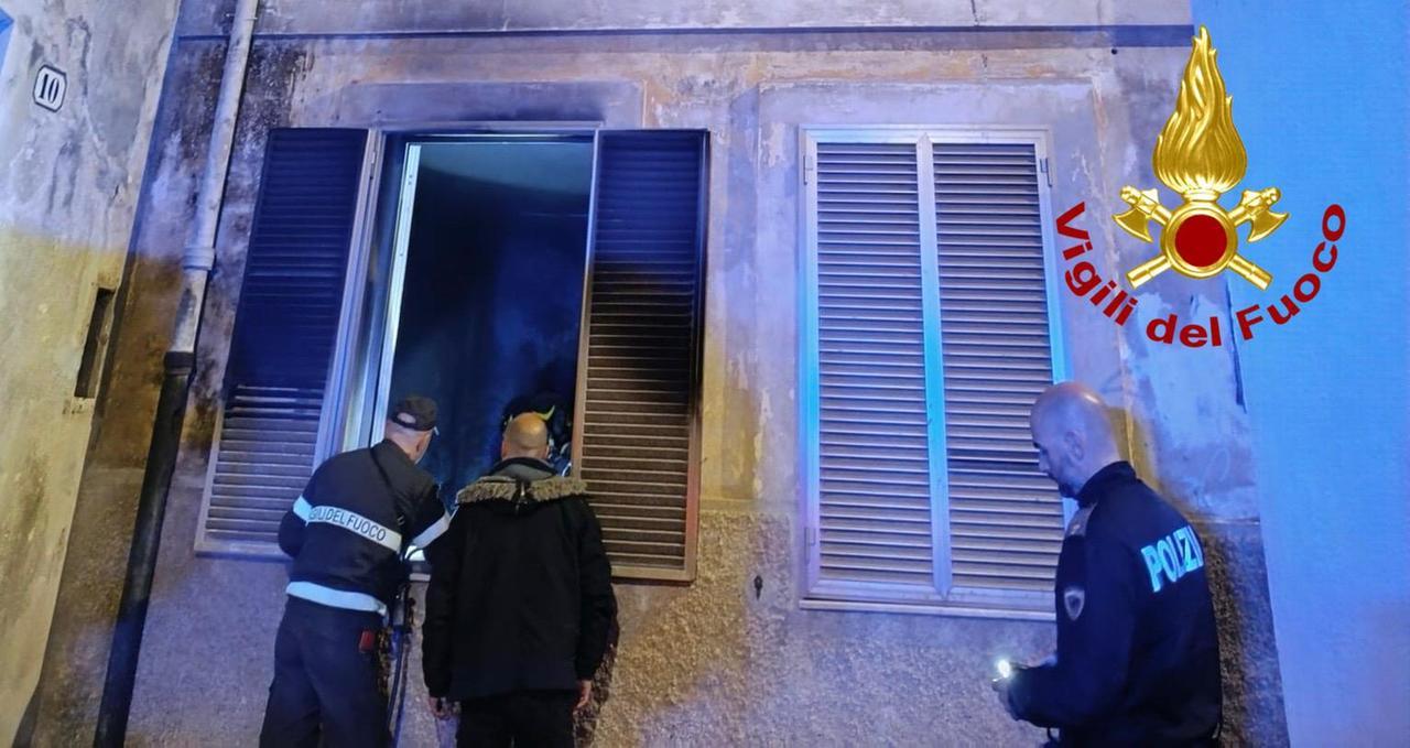Paura nel centro storico di Sassari, fiamme in un appartmento