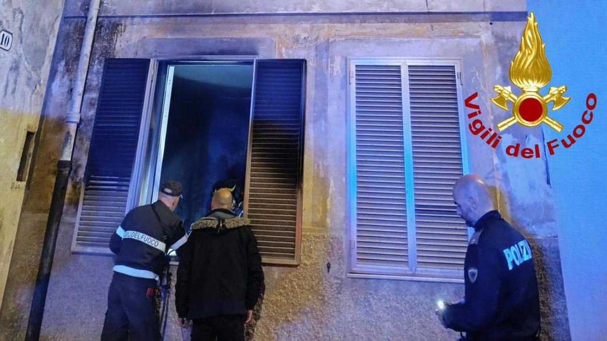 Paura nel centro storico di Sassari, fiamme in un appartmento