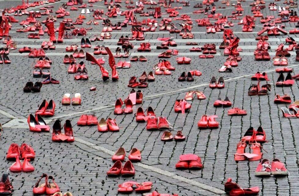 
	Le scarpe rosse, simbolo della lotta contro la violenza sulle donne (foto di archivio)


