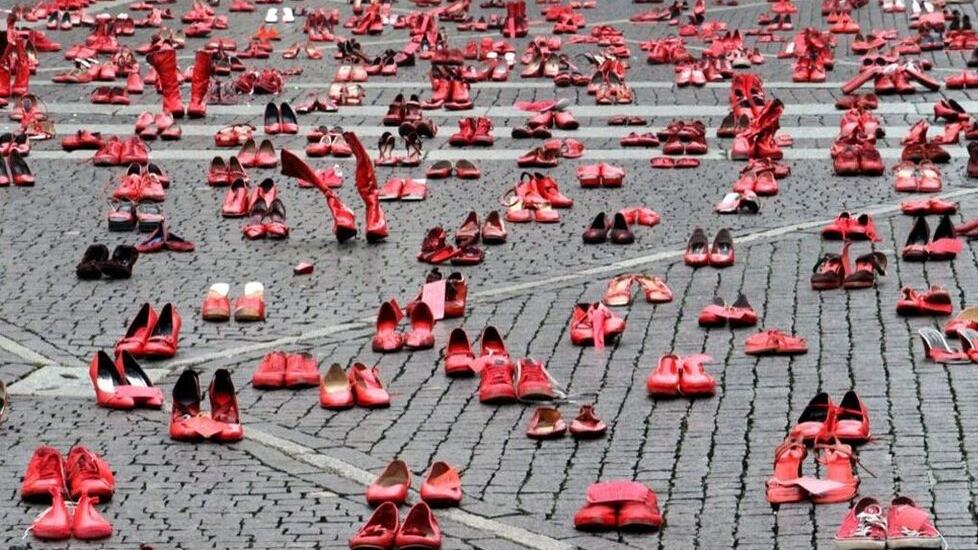 Le scarpe rosse, simbolo della lotta contro la violenza sulle donne (foto di archivio)