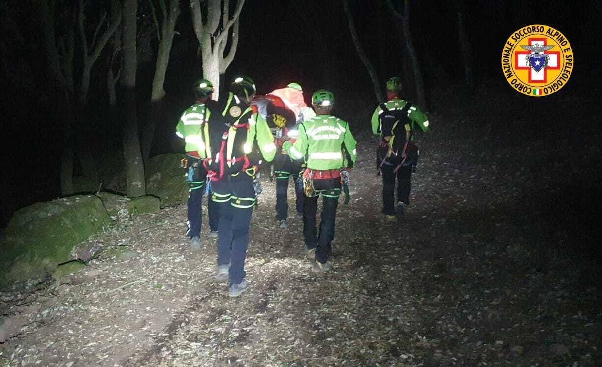 Si stacca un masso dal costone, vola a terra e si ferisce