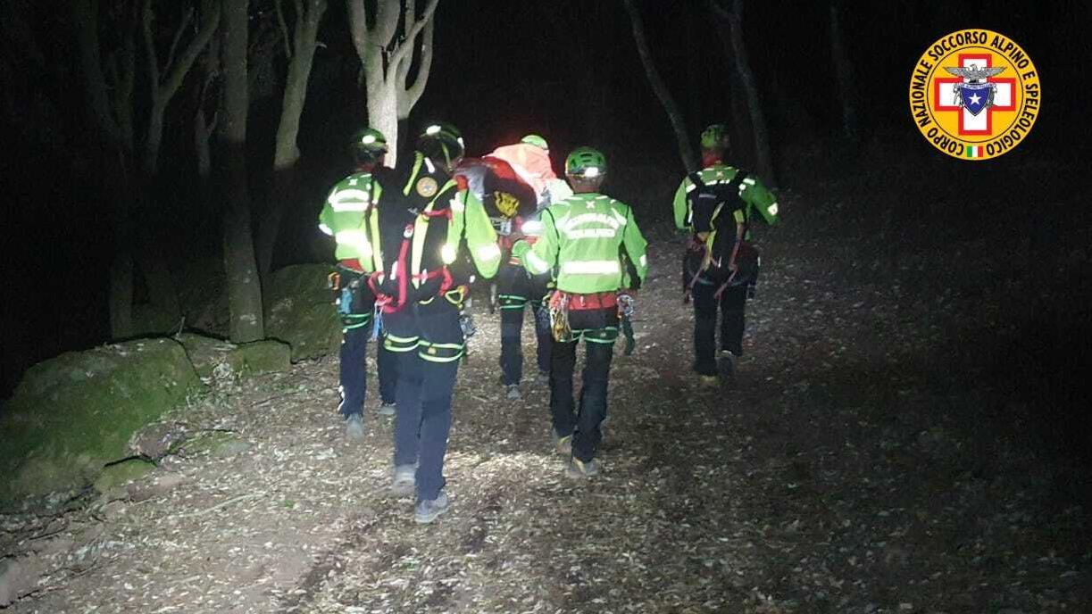 Si stacca un masso dal costone, vola a terra e si ferisce