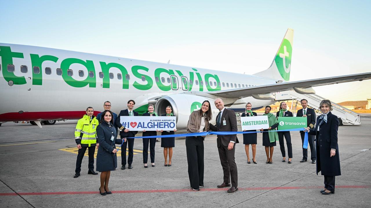 Alghero, atterrato il primo volo diretto da Amsterdam: nuova rotta fino al 23 ottobre