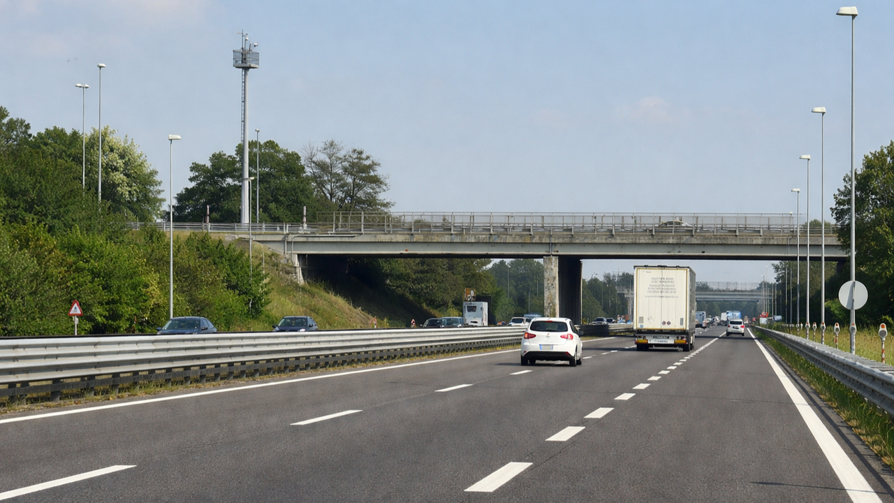 Bambino di 8 anni muore nello schianto in moto, viaggiava con il padre che è rimasto ferito