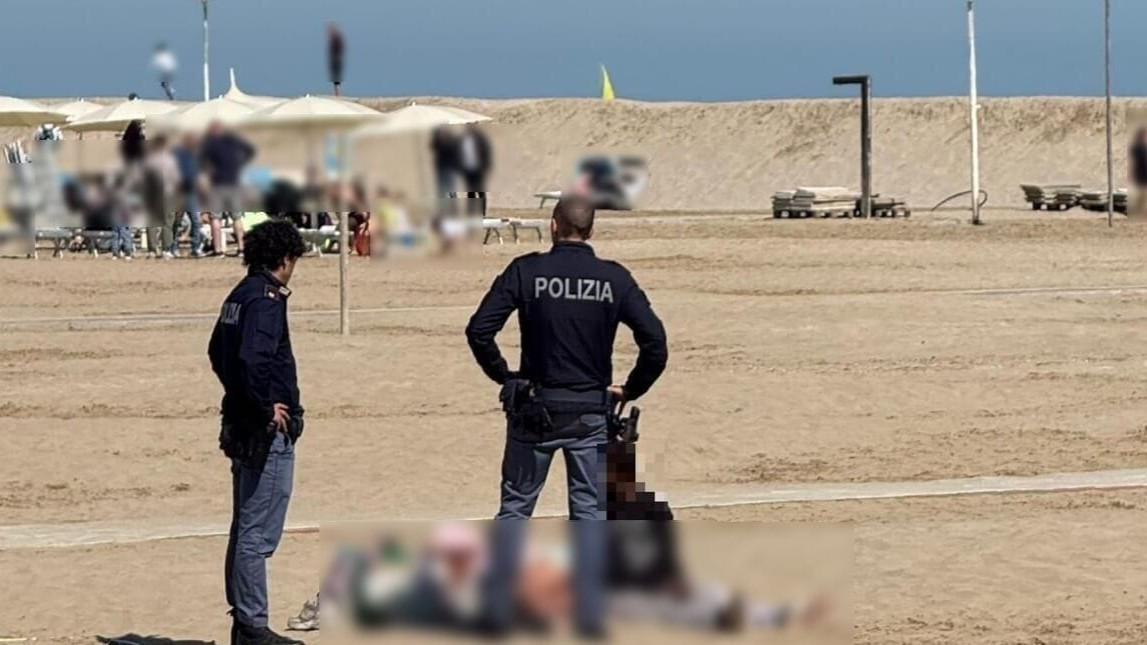 Travolti dalla passione, a Pasqua fanno sesso in spiaggia davanti a tutti: denunciati