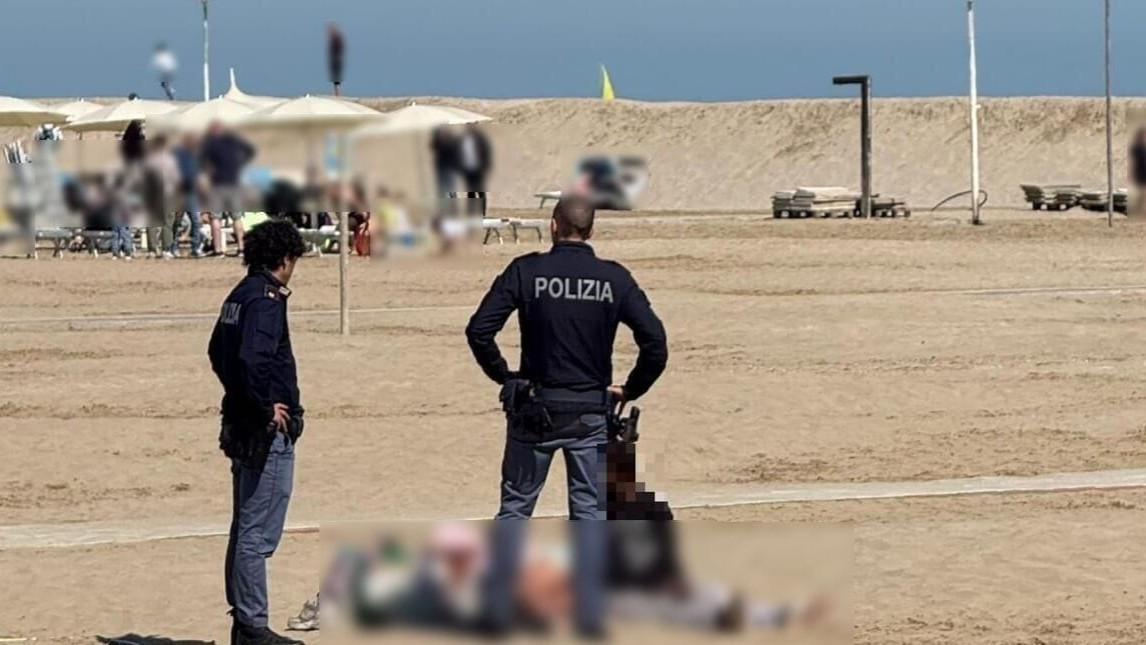 Travolti dalla passione, a Pasqua fanno sesso in spiaggia davanti a tutti: denunciati