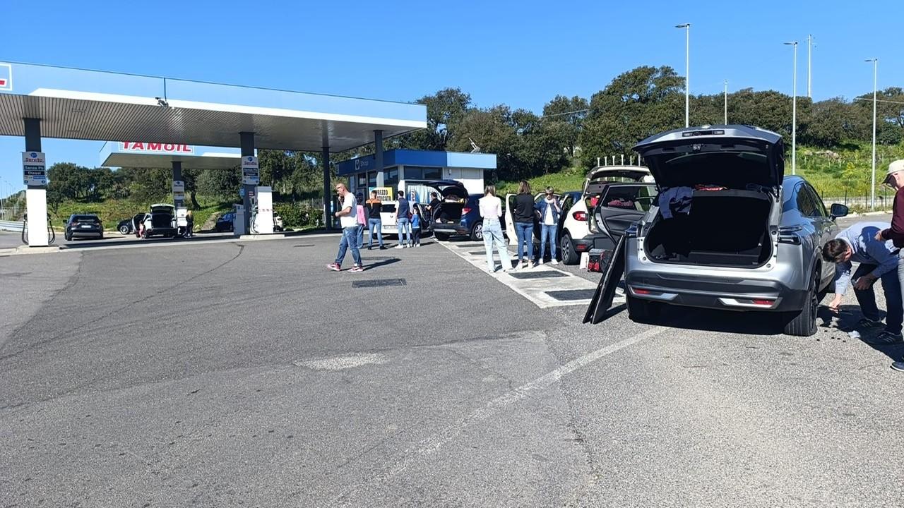 Chiodi sulle strade statali: decine di auto ferme con le gomme bucate