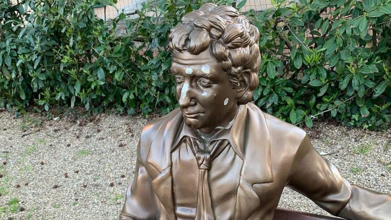 La statua di Francesco Nuti danneggiata (foto Facebook / Filippo Boni)
