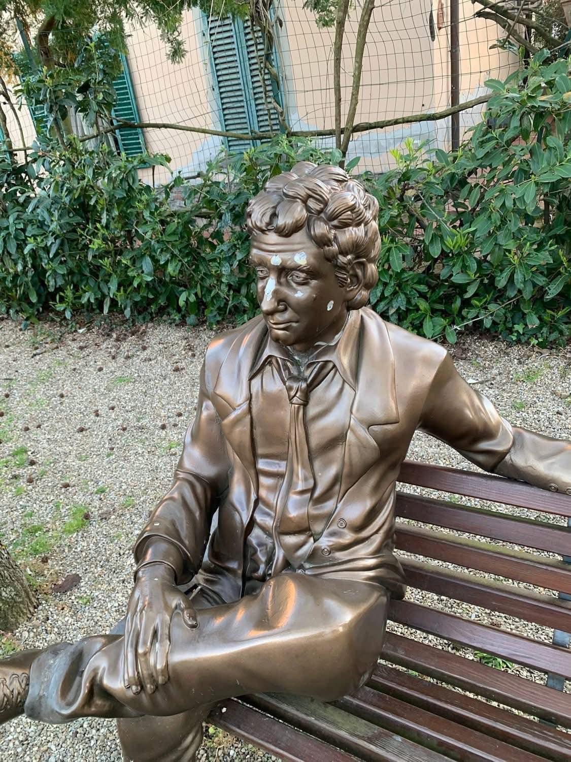 
	I danni provocati alla statua di Francesco Nuti a Cavriglia

