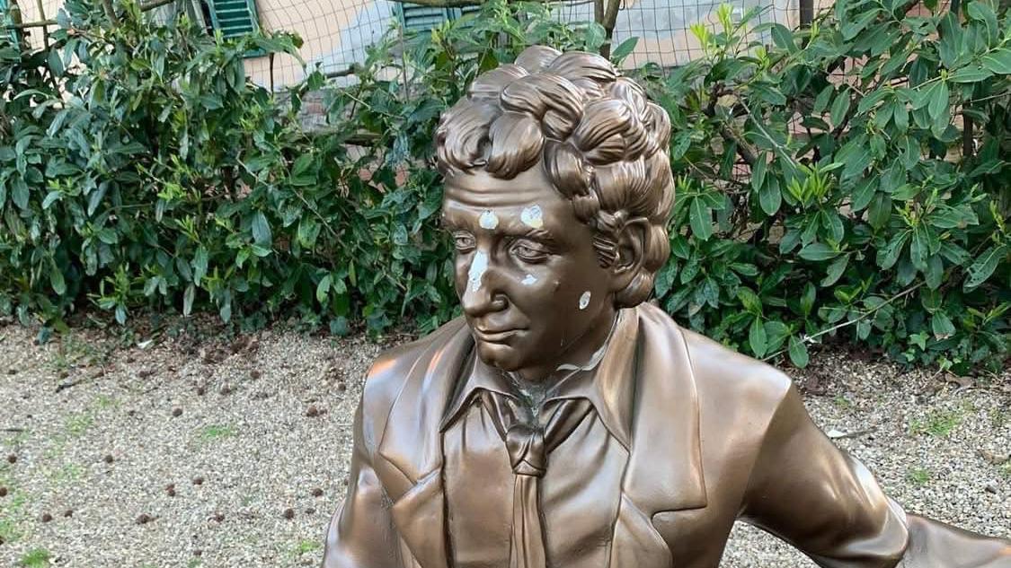 I danni provocati alla statua di Francesco Nuti a Cavriglia