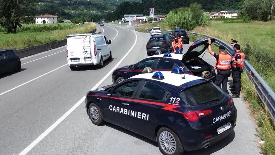 Lucca, controlli in provincia: identificate oltre 400 persone