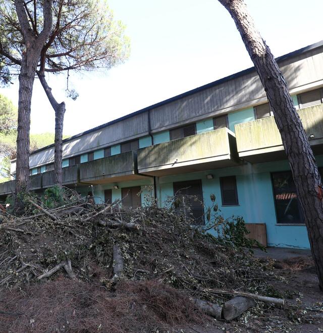 L’ostello per i lavoratori in quella struttura nel verde ma mai entrata in funzione