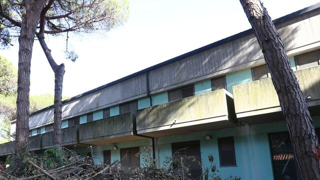 L’ostello per i lavoratori in quella struttura nel verde ma mai entrata in funzione