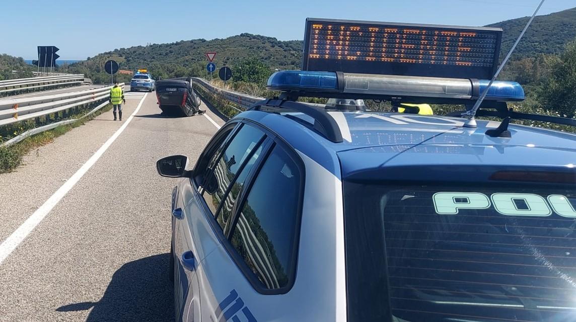 Auto si ribalta dopo l’urto con il guardrail: paura per tre ventenni