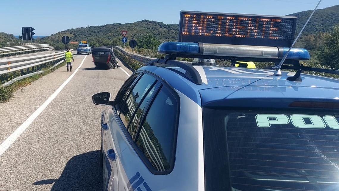 Auto si ribalta dopo l’urto con il guardrail sulla 131: paura per tre ventenni