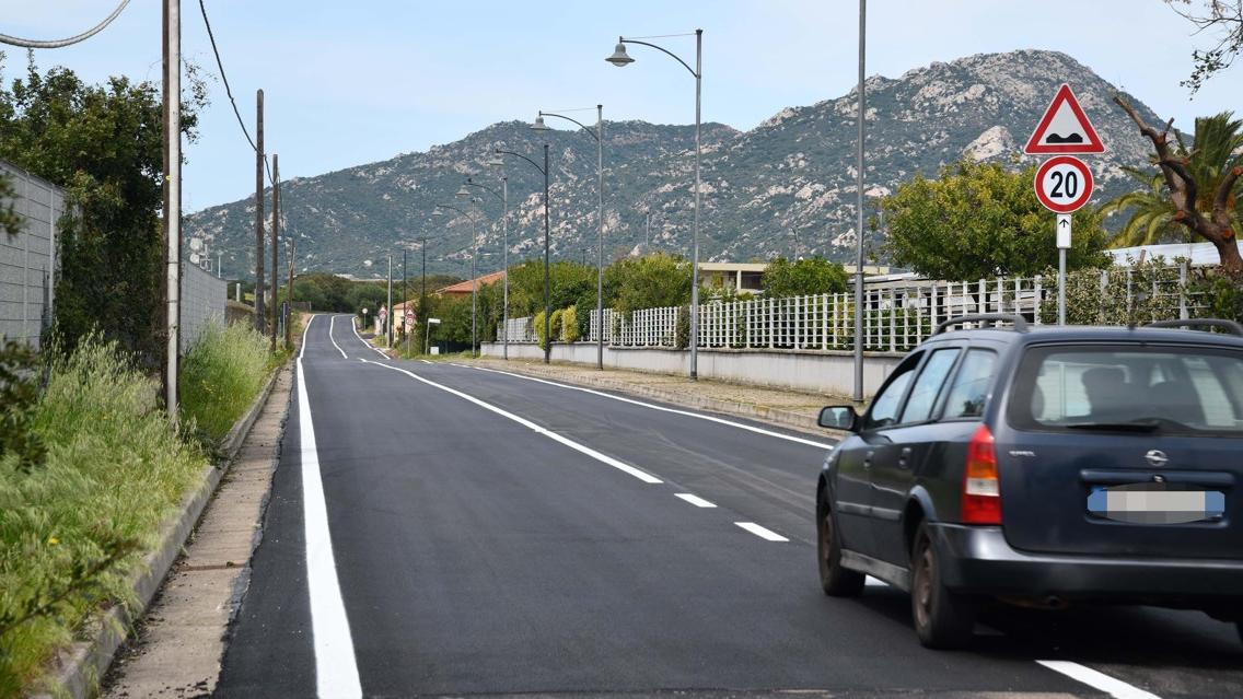 Olbia, dopo anni di attesa arriva l’asfalto: la strada “contesa” ora è più sicura