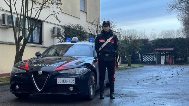 Aprono la teca degli orologi senza chiedere, l’ambulante li scaccia con un coltello: denunciato