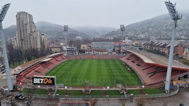 Mondiali 2026, Bosnia-Italia vista dal balcone fronte stadio: i tifosi offrono soldi, auto e pellet