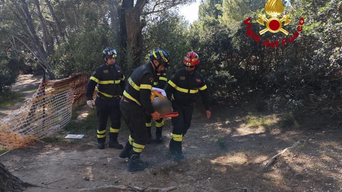 Cade sulla spiaggia e si ferisce, donna recuperata dai vigili del fuoco