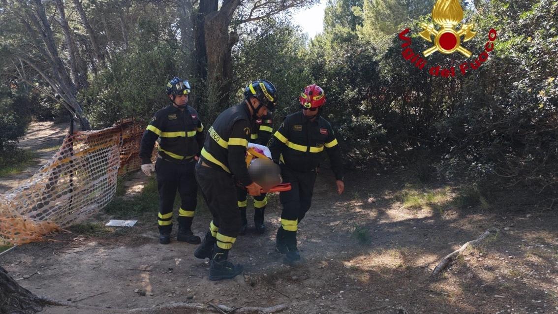 Cade sulla spiaggia e si ferisce, donna recuperata dai vigili del fuoco