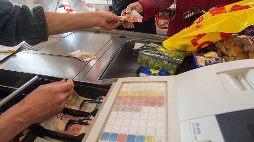 Il video incastra la cassiera al banco: licenziata dopo 20 anni per una pentola