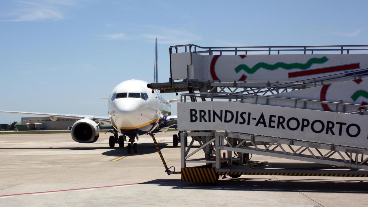Carburante negli aeroporti, Brindisi a secco e scorte limitate in altri sei scali – La situazione aggiornata