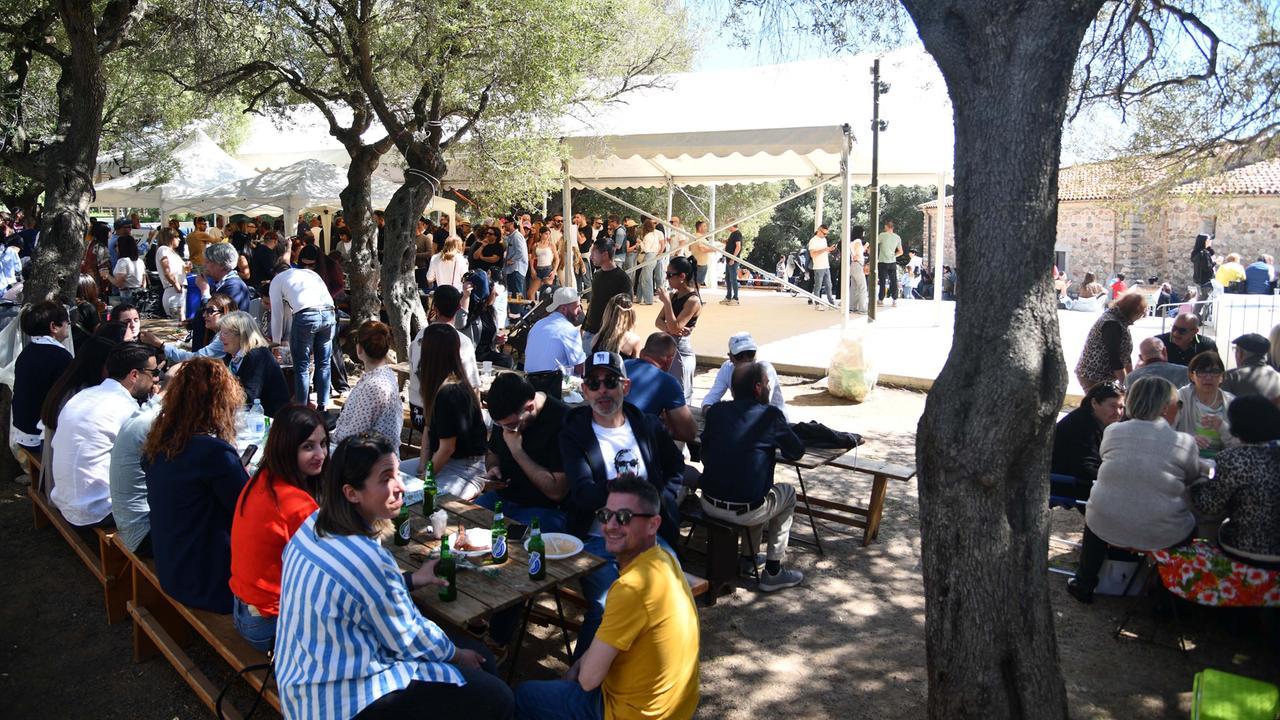Tavolate, musica e solidarietà: a Olbia la Pasquetta si festeggia all’ombra di San Vittore
