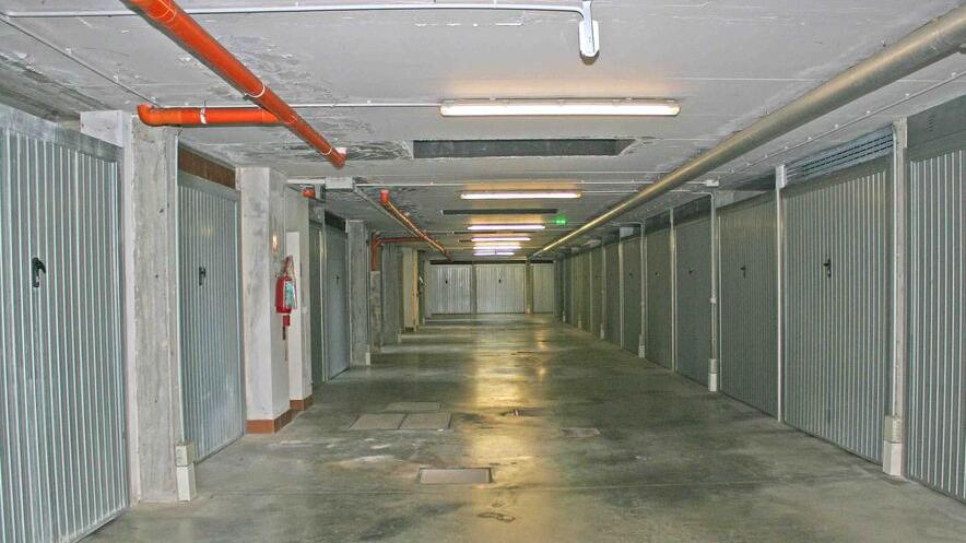 Ferrara, parcheggio “abbandonato”: il condominio vince il ricorso