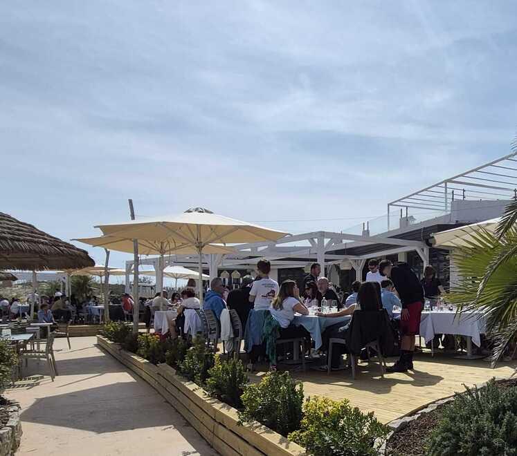 Un tuffo in mare ed è subito estate La voglia di sole spinge verso i Lidi