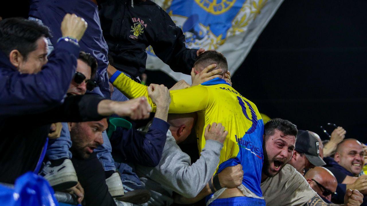 L'esultanza di Abiuso con i tifosi