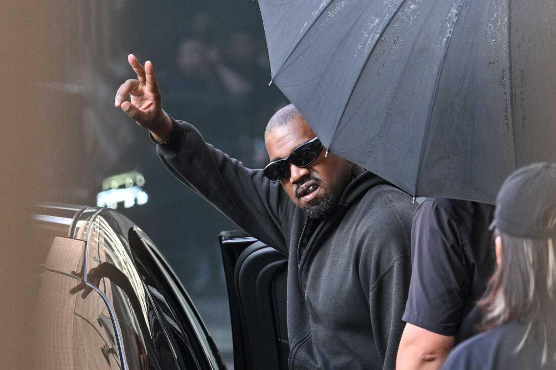 Kanye West, il caso esplode anche a Londra. Interviene Starmer: «Valutare il divieto»