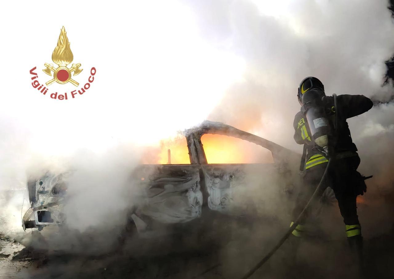 A fuoco un’auto in sosta: indagini sulle cause del rogo