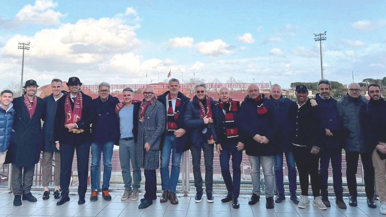 Nuovi e vecchi soci del Pontedera nel giorno della firma ha sancito il cambio al timone del club