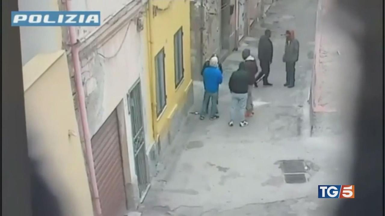 Sassari in un immagine della Polizia "Blitz contro la mafia nigeriana" persone in via San Donato che spacciano