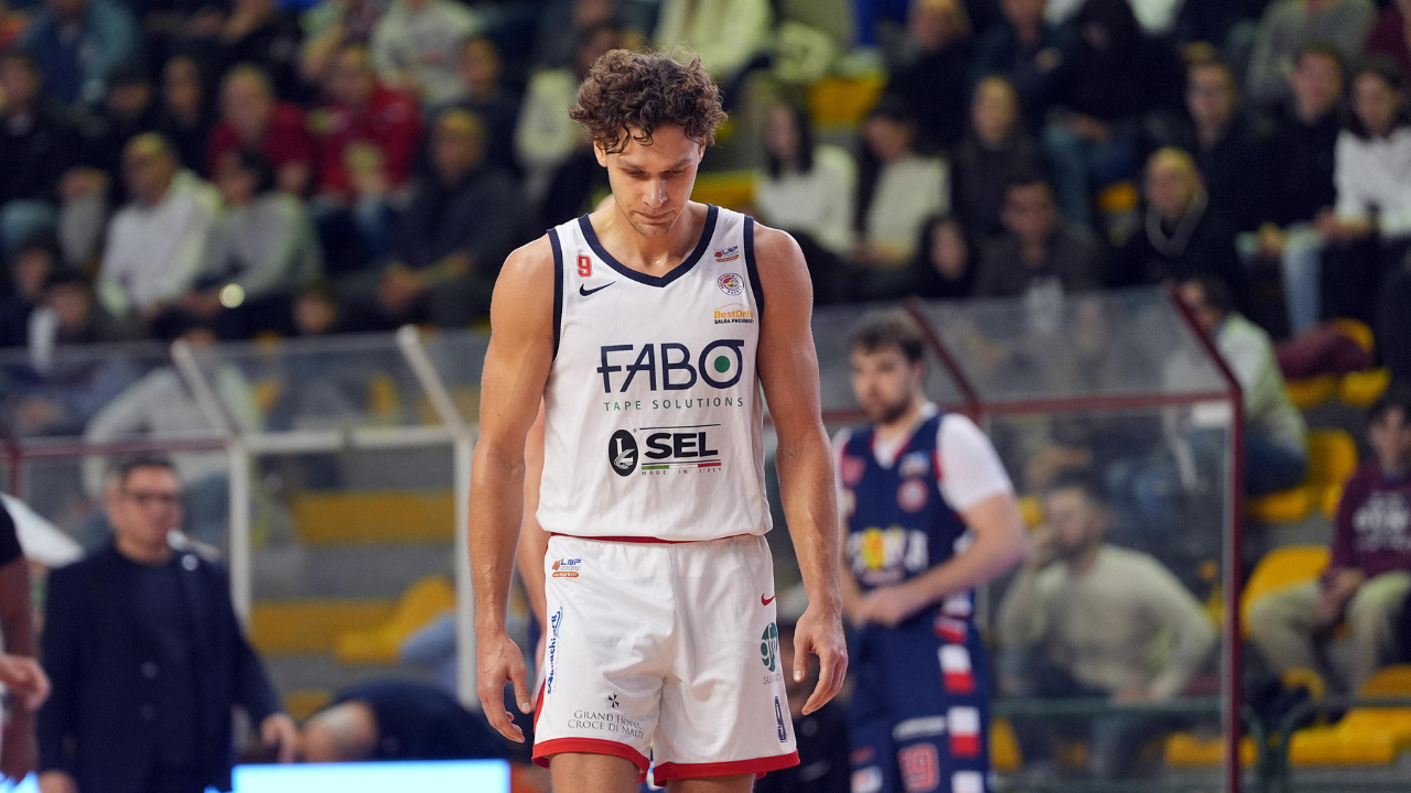 Montecatini, gomitata all’asso Aukstikalnis: la rabbia degli Herons. «Non è sport»