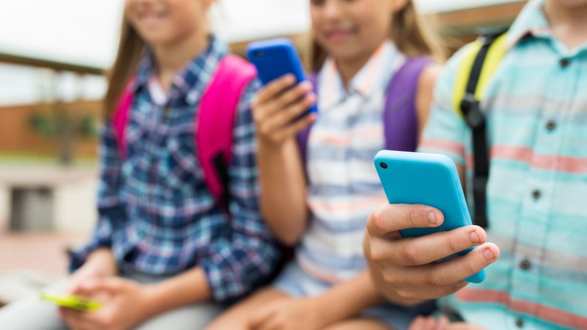 Ora anche il governo Meloni pensa di intervenire sui social: stop agli under 15 e controlli più rigidi sull’età