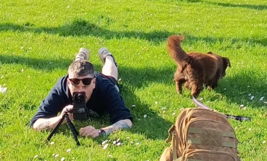 Cane investito per dispetto da un’auto pirata: Choco muore fra le braccia del padrone – Il video appello e le indagini della polizia