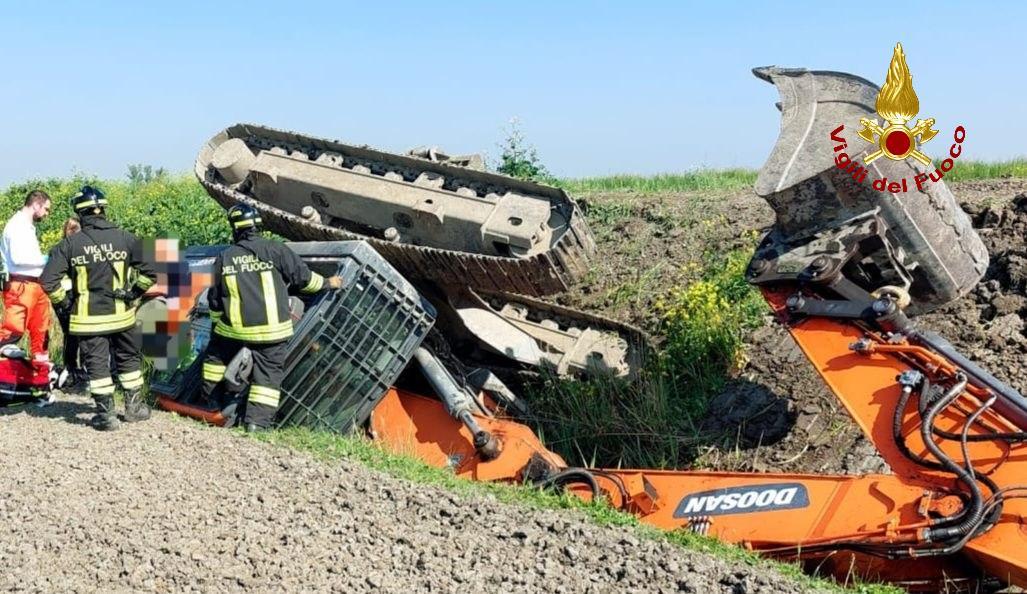 Escavatore si rovescia nei campi: un ferito