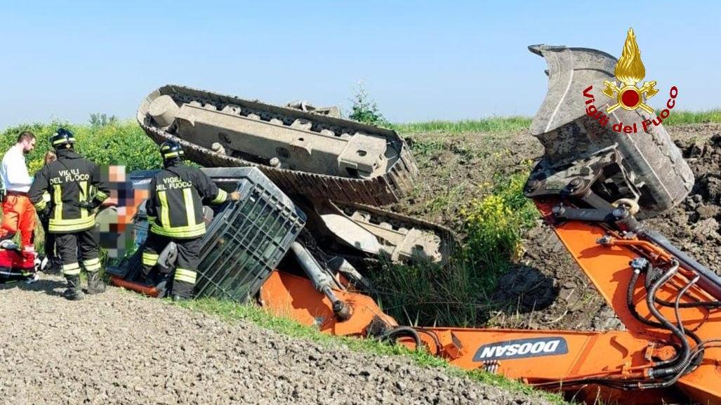 Escavatore si rovescia nei campi: un ferito