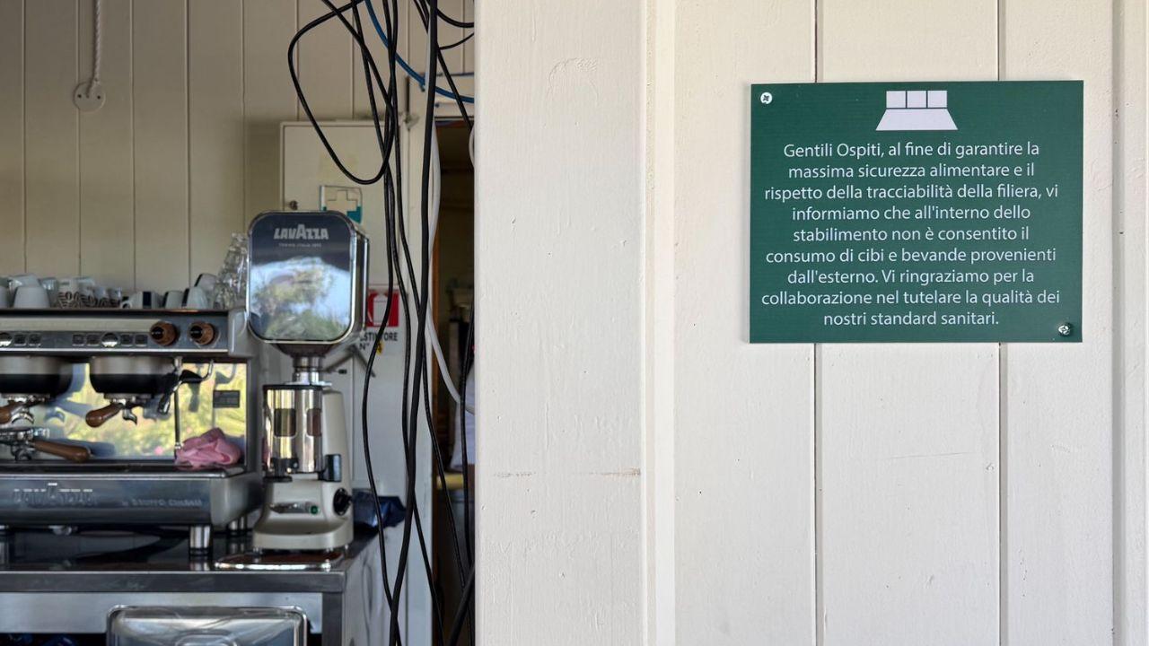 
	Il cartello appeso alla parete del bar del bagno Levante, stabilimento comunale di Forte dei Marmi (foto Iacopo Giannini)

