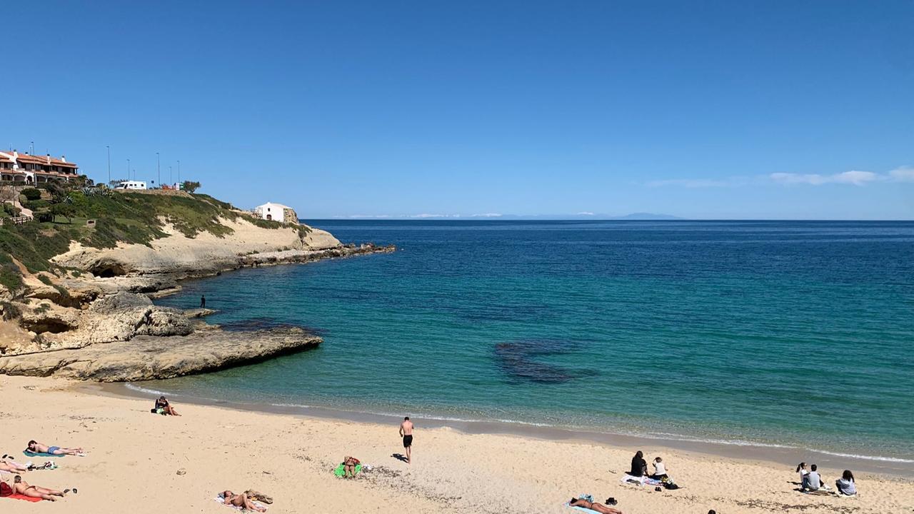Pasquetta da cartolina in Sardegna, dalla costa si vedono le cime innevate della Corsica: le foto e la spiegazione del raro fenomeno