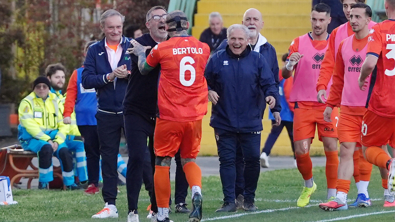 L'abbraccio tra Cristiano Lucarelli e Bertolo dopo un gol
