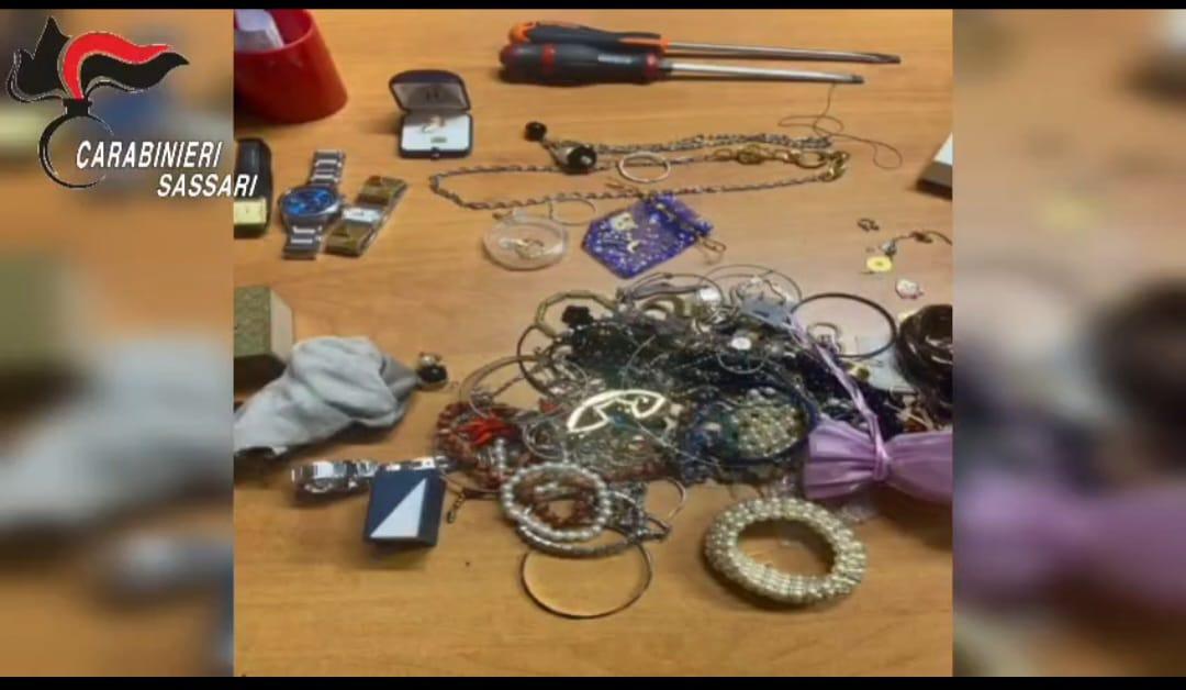Rubano orologi e gioielli in un’abitazione: bloccati e arrestati durante la fuga